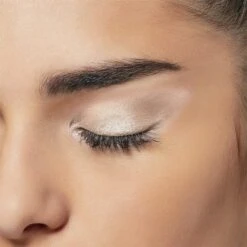 L'Oreal Queen ( Satin ) - Ombre à Paupière... -Chic Beauté Soldes queen satin ombre a paupiere enrichie en huiles ultra pigmentees de loreal paris 2