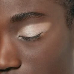 L'Oreal Queen ( Satin ) - Ombre à Paupière... -Chic Beauté Soldes queen satin ombre a paupiere enrichie en huiles ultra pigmentees de loreal paris 3